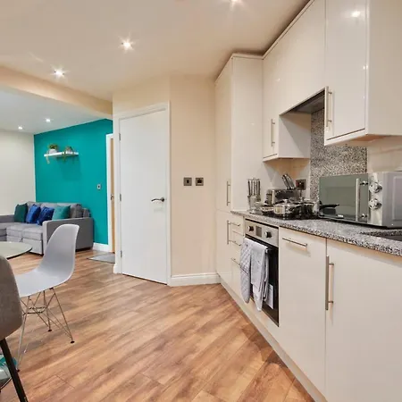 The Emerald Gem Of Leeds - Sleeps 6 - Parking Apartment