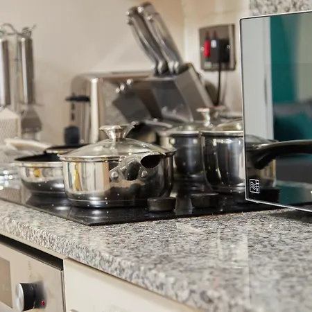 Apartment The Emerald Gem Of Leeds - Sleeps 6 - Parking